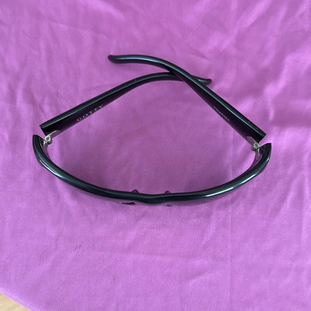 Hoven “gotty” polarized wrap Black Sunglasses pluss extra wrap pair